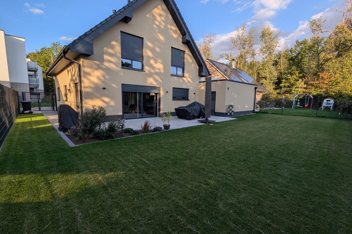 Komplette Außenanlage: Terrasse, Rollrasen und Einfriedung