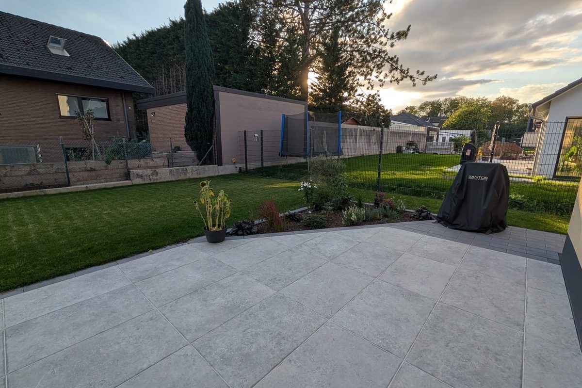 Terrassenfläche mit angrenzendem Beet im Abendlicht