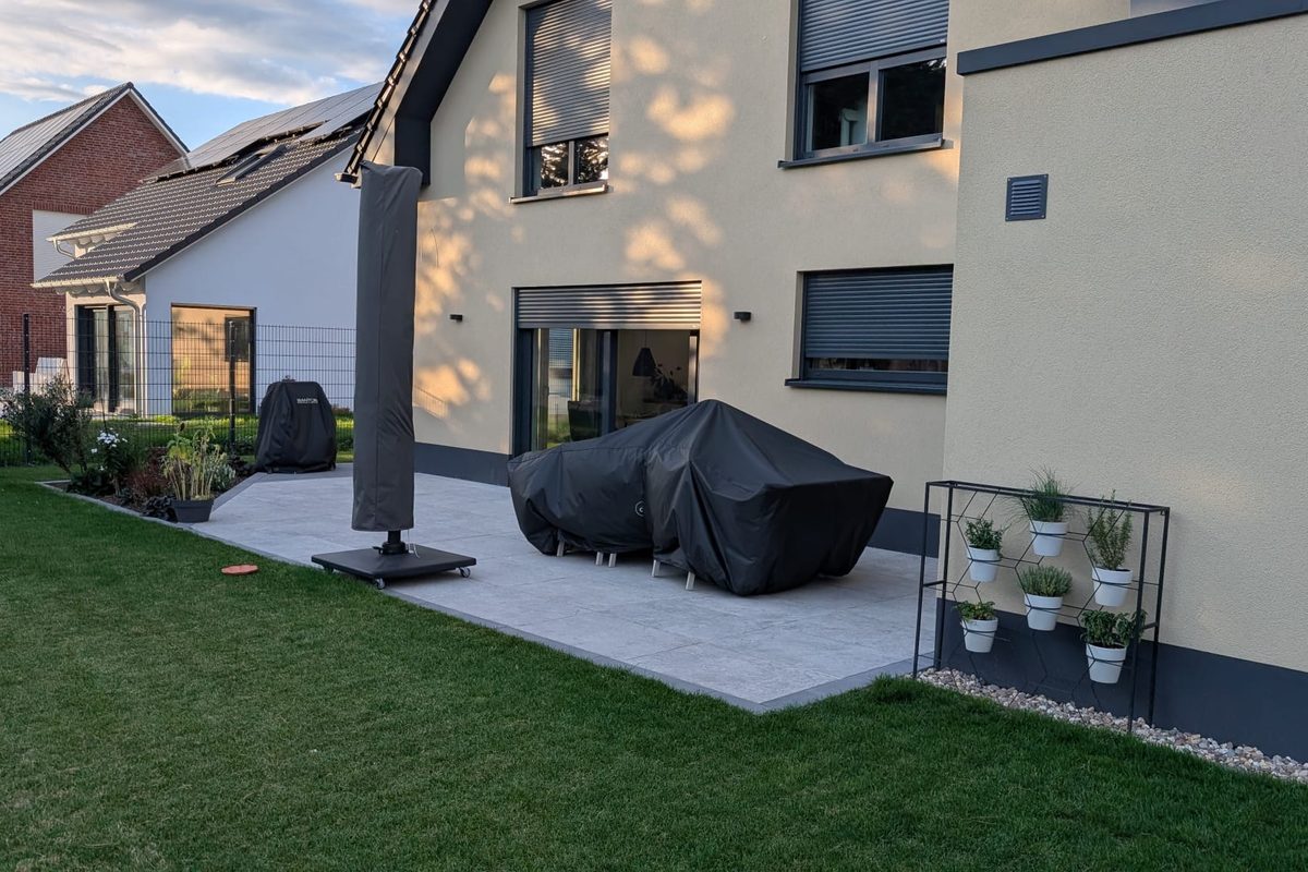 Terrassenkante mit Kiesstreifen an der Fassade