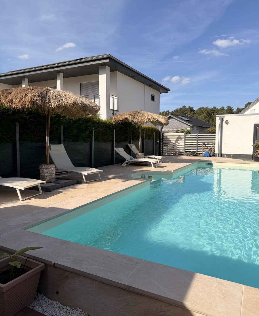 Poolanlage mit Umgebung